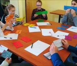 Merkloos Gesprekskaarten Omgaan Met Pesten In De Klas - Verborgen Aanwezig The Experience -Vloerspellen Verkoop 550x309 35