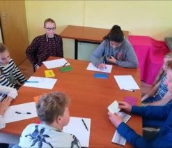 Merkloos Gesprekskaarten Omgaan Met Pesten In De Klas - Verborgen Aanwezig The Experience -Vloerspellen Verkoop 550x309 37