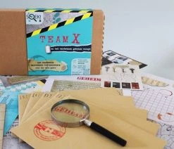 SOEK! Familiespel Team X | Een Mysterieus Co Peratief Familiespel Ge Nspireerd Op De Escape Room Speciaal Voor Jonge Gezinnen. | Brievenmysterie | Schoencadeautjes Sinterklaas