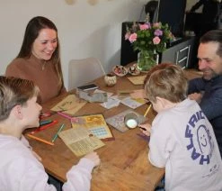 SOEK! Familiespel Team X | Een Mysterieus Co Peratief Familiespel Ge Nspireerd Op De Escape Room Speciaal Voor Jonge Gezinnen. | Brievenmysterie | Schoencadeautjes Sinterklaas -Vloerspellen Verkoop 550x366 108