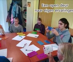 Merkloos Gesprekskaarten Omgaan Met Pesten In De Klas - Verborgen Aanwezig The Experience -Vloerspellen Verkoop 550x411 3