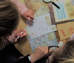 SOEK! Familiespel Team X | Een Mysterieus Co Peratief Familiespel Ge Nspireerd Op De Escape Room Speciaal Voor Jonge Gezinnen. | Brievenmysterie | Schoencadeautjes Sinterklaas -Vloerspellen Verkoop 550x412 23