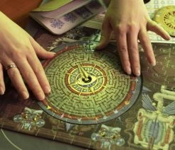 Jumbo Houses Of Treasure Escape Quest Itzamna's Eye - Escaperoom Met Legpuzzels -Vloerspellen Verkoop 550x412 27